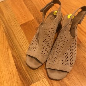 White mountain heels